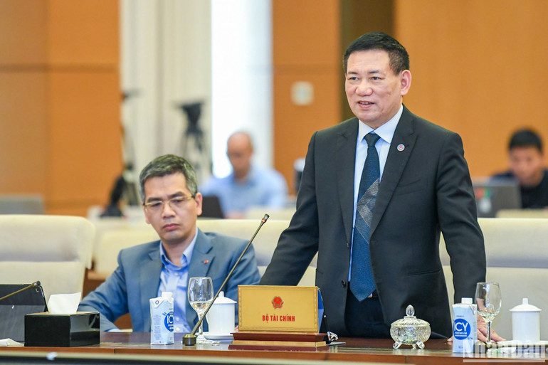 Bộ trưởng Tài chính Hồ Đức Phớc trình bày tờ trình tại phiên họp. (Ảnh: DUY LINH) Bộ trưởng Tài chính Hồ Đức Phớc trình bày tờ trình tại phiên họp. (Ảnh: DUY LINH)
