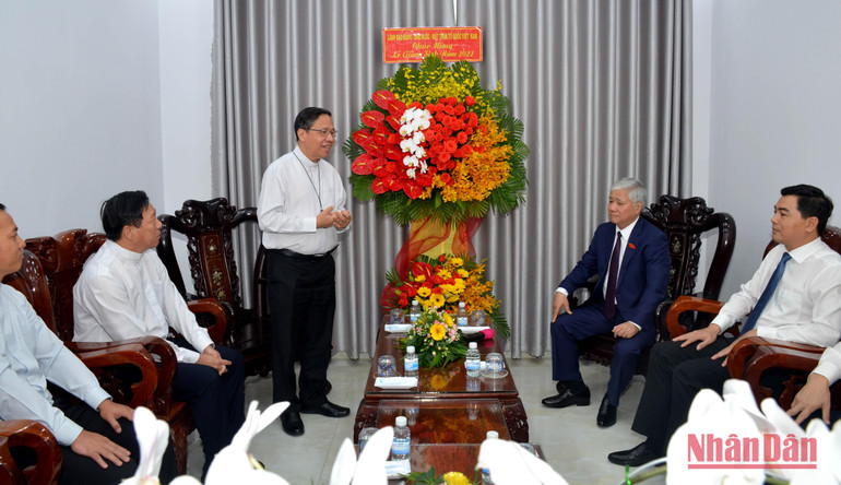 Giám mục Giuse Đỗ Mạnh Hùng, Tổng Thư ký Hội đồng Giám mục Việt Nam, Giám mục Giáo phận Phan Thiết (đứng) cảm ơn lãnh đạo Đảng, Nhà nước đến thăm, chúc mừng dịp lễ Giáng sinh 2022.