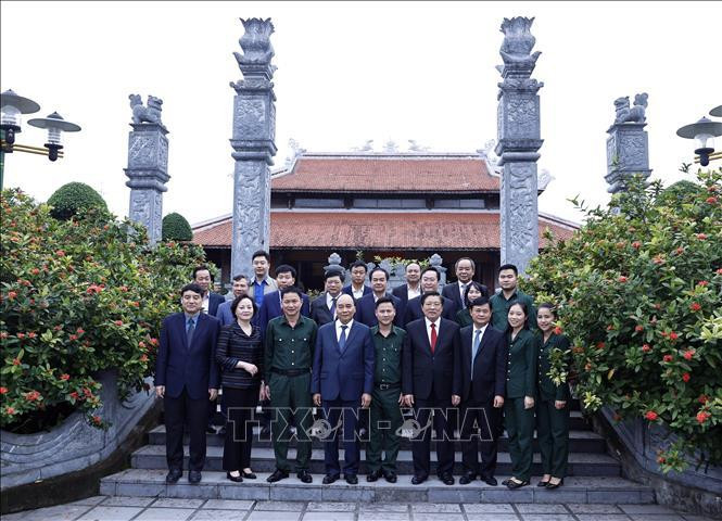 Chủ tịch nước Nguyễn Xuân Phúc cùng đoàn công tác tại Khu Di tích lịch sử quốc gia Truông Bồn. (Ảnh: TTXVN)