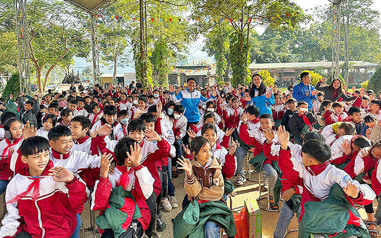Các thành viên Đoàn tình nguyện trao nhu yếu phẩm, áo ấm tặng học sinh người dân tộc thiểu số tại huyện Na Hang.