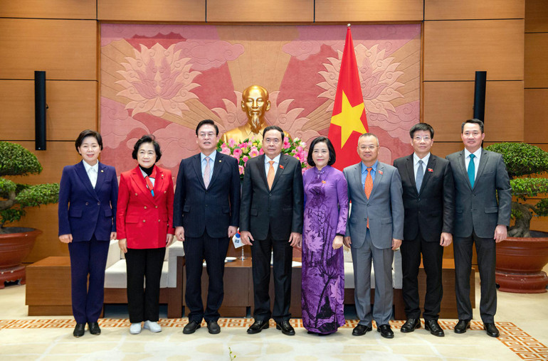 Phó Chủ tịch Thường trực Quốc hội Trần Thanh Mẫn và Phó Chủ tịch Quốc hội Hàn Quốc Chung Woo Taik và đại biểu hai nước tại buổi tiếp. (Ảnh: Duy Linh)