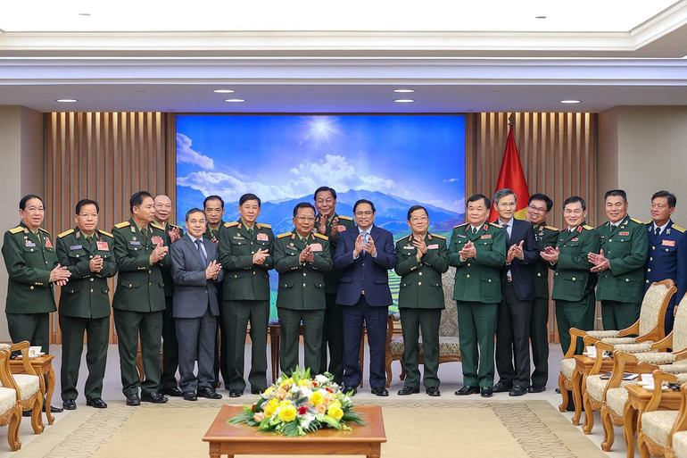 Thủ tướng chụp ảnh lưu niệm cùng các đại biểu tại buổi tiếp.