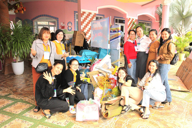 Một đơn vị cùng các vật liệu làm đồ chơi tham gia Hội thi. Một đơn vị cùng các vật liệu làm đồ chơi tham gia Hội thi.