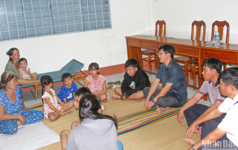 Đại diện lãnh đạo địa phương tới hỏi thăm, động viên người dân tại Nhà văn hoá xã Hòa Ninh.