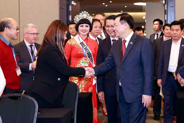 Cán bộ Đại sứ quán và cộng đồng người Việt Nam tại New Zealand chào đón Chủ tịch Quốc hội Vương Đình Huệ. (Ảnh: TTXVN)