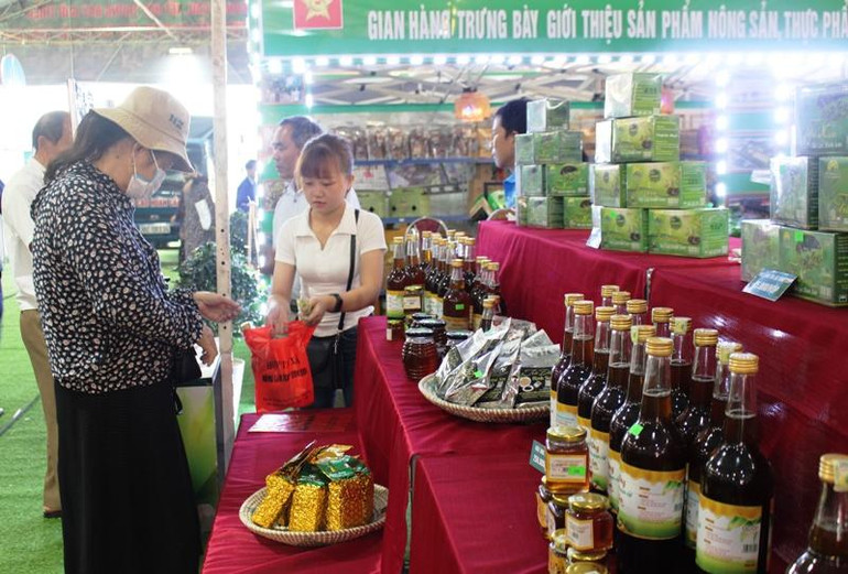 Khách hàng chọn mua sản phẩm OCOP của Hợp tác xã Nông lâm nghiệp Bình Sơn.