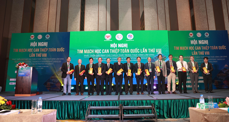 Ban Tổ chức trao kỷ niệm chương cho các y, bác sĩ có đóng góp xuất sắc cho chuyên ngành tim mạch can thiệp.