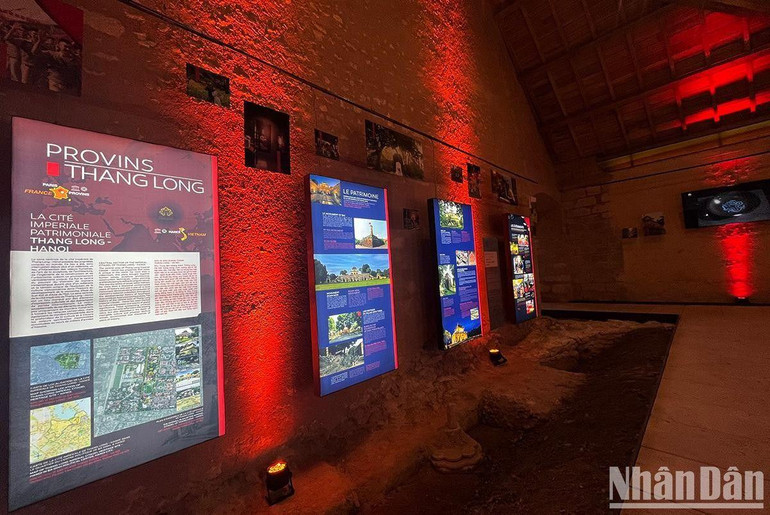 Pa-nô giới thiệu về hình tượng Rồng-Phượng tại khu di sản Hoàng thành Thăng Long-Hà Nội.