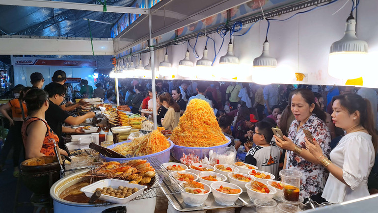 Các gian hàng trưng bày đặc sản địa phương tại “Ngày hội Cua Cà Mau lần thứ I năm 2022”.