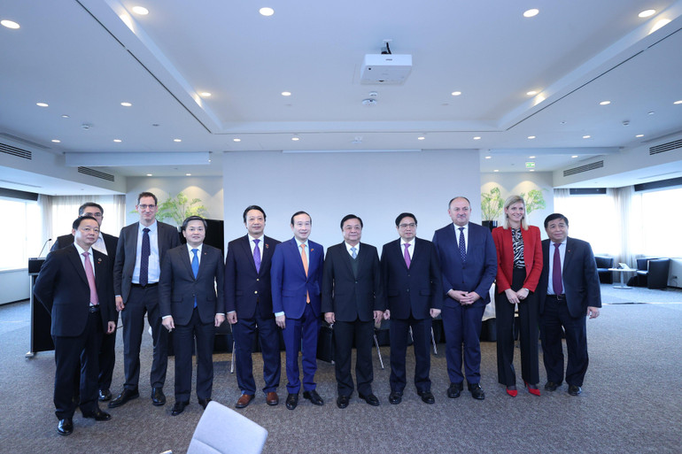 Thủ tướng Phạm Minh Chính cùng các đại biểu tại cuộc gặp. (Ảnh: TTXVN)