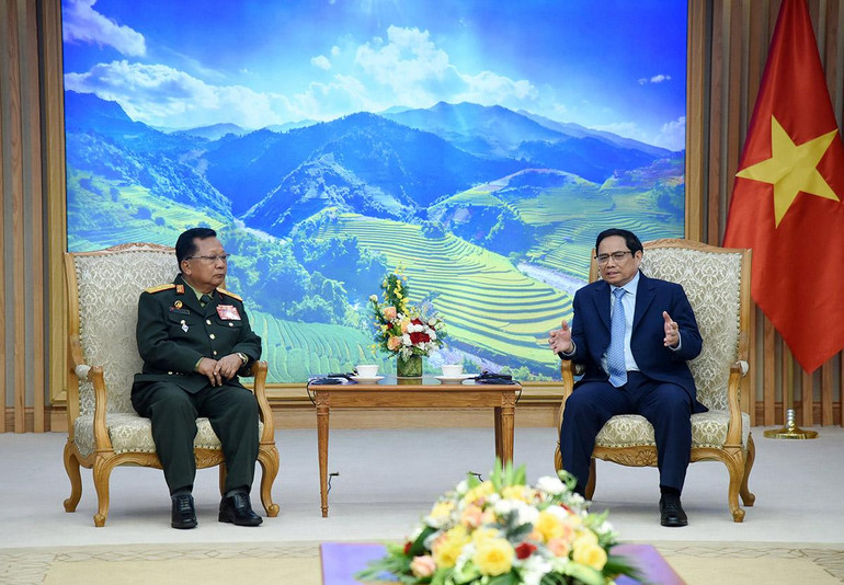 Thủ tướng khẳng định quan hệ quốc phòng Việt Nam-Lào luôn là một trong những trụ cột rất quan trọng trong quan hệ giữa hai nước, thúc đẩy hợp tác quốc phòng Việt Nam-Lào là một trong những ưu tiên hàng đầu của Việt Nam.