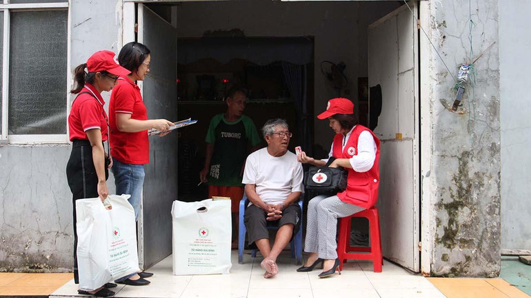 Hội Chữ thập đỏ thành phố Đà Nẵng hỗ trợ khẩn cấp cho người dân trong các đợt bão, lũ.