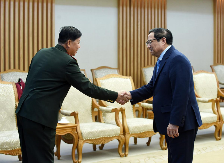Thủ tướng Phạm Minh Chính đón các đại biểu Đoàn công tác Bộ Quốc phòng Lào.