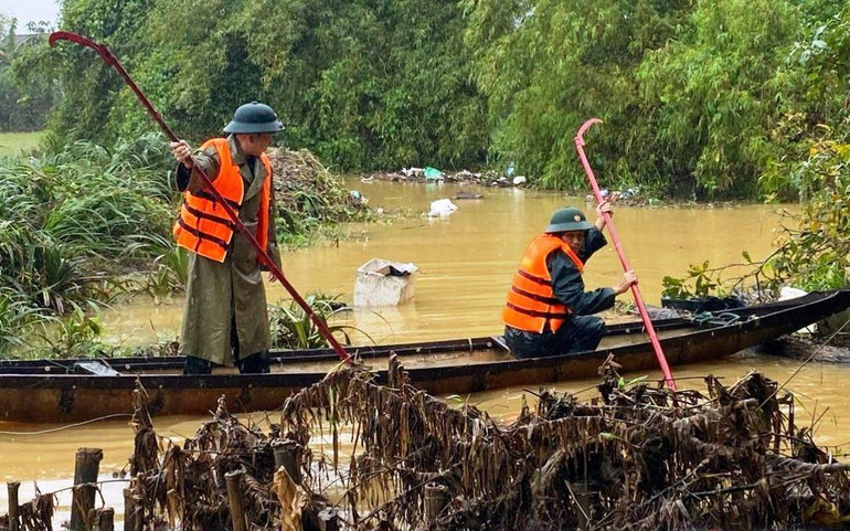 Huyện Phú Lộc đang huy động các lực lượng nỗ lực tìm kiếm hai người dân mất tích.