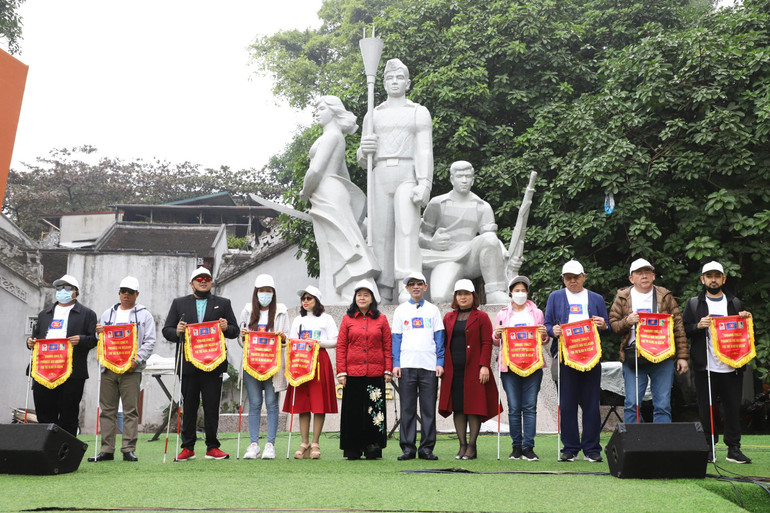 Bộ Kế hoạch và đầu tư trao tặng 400 cây gậy trắng cho Hội Người mù Việt Nam và các nước ASEAN.