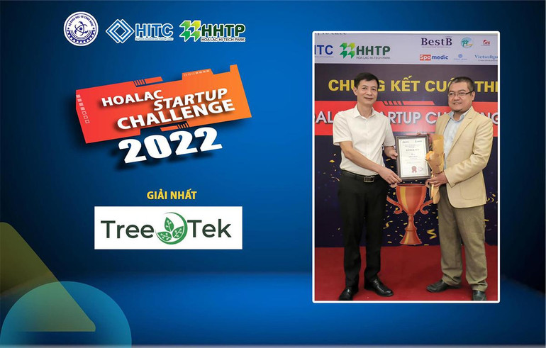 Ban tổ chức trao giải Nhất cho đội TreeOteck.