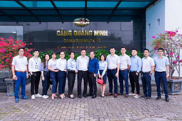 Ông Phạm Thanh Dương và ông Nguyễn Văn Mạnh (lần lượt thứ 7 và thứ 8 từ trái sang)