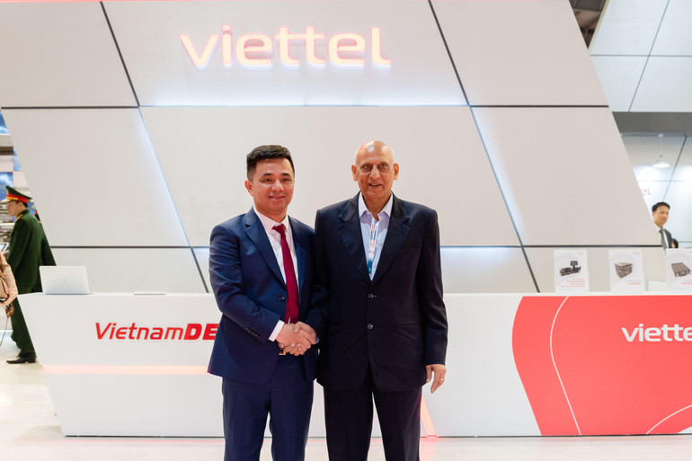 Ông Nguyễn Vũ Hà, Tổng Giám đốc Viettel High Tech trao đổi về chiến lược xúc tiến thương mại với ông Raja Mohan Rao Potluri, Chủ tịch UTL Group.