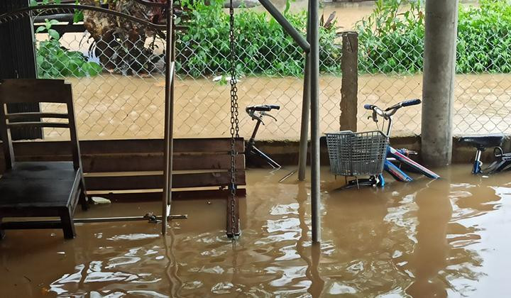 Dù mưa đã giảm nhưng đến hôm nay (3/12), nhiều nhà dân tại xã Lộc Trì (huyện Phú Lộc) vẫn còn ngập nặng.