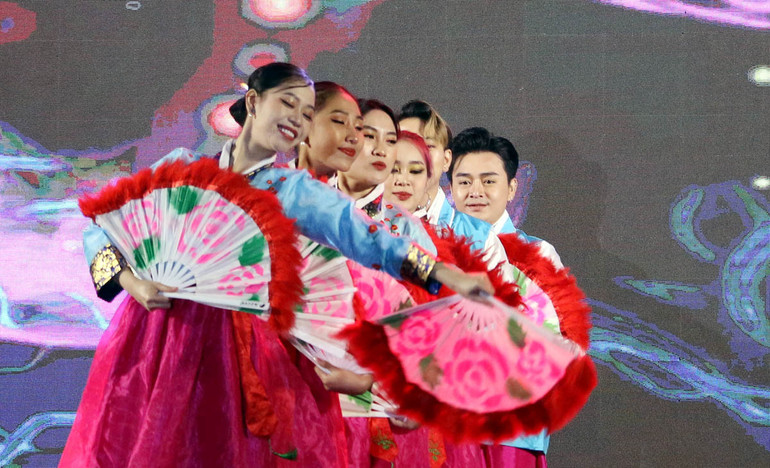 Tiết mục múa đương đại “Việt Nam-Hàn Quốc”.