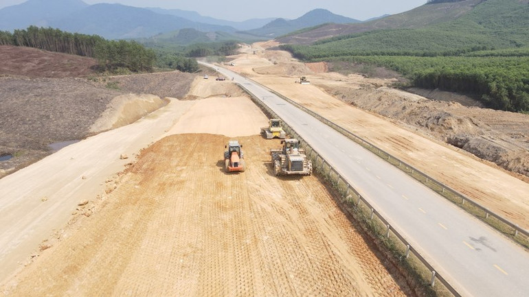 Đơn vị thi công dự án cao tốc bắc-nam đoạn qua Hà Tĩnh đẩy nhanh tiến độ thực hiện dự án.