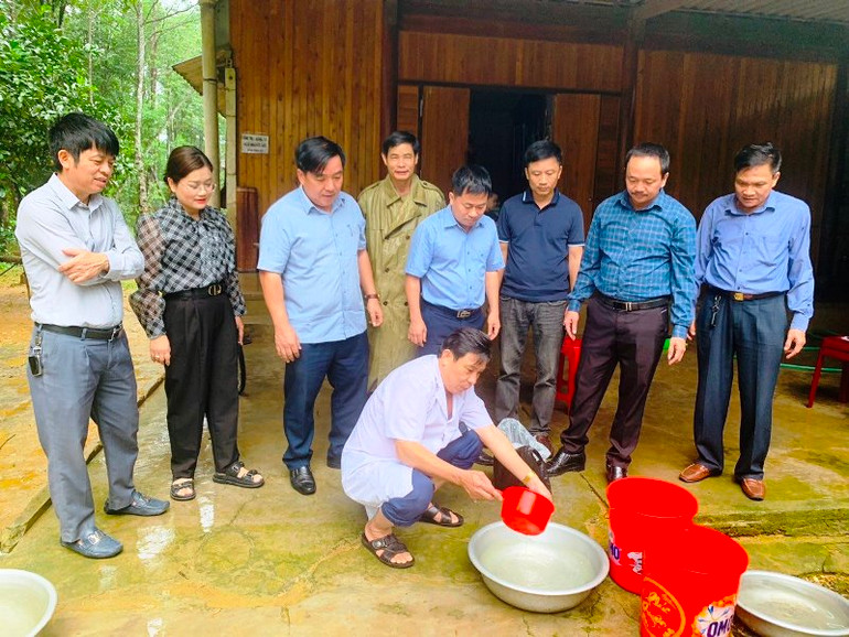 Đoàn công tác CDC Hà Tĩnh giám sát xử lý nguồn nước sinh hoạt tại xã Lộc Yên (Hương Khê).