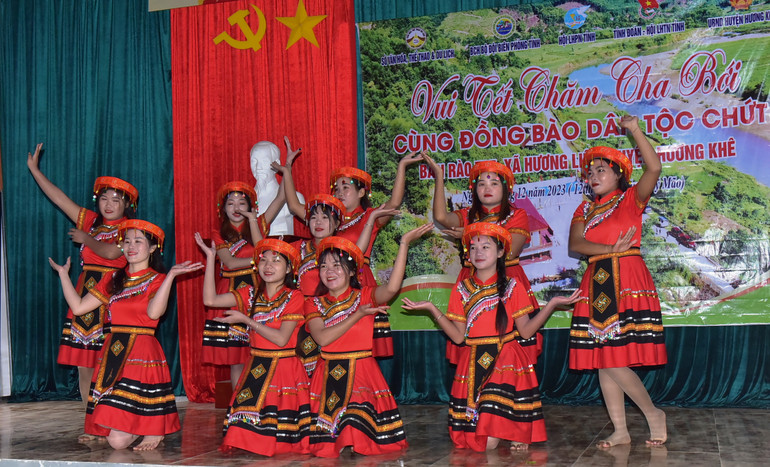 Tiết mục văn nghệ Tết Chăm Cha Bới ở bản Rào Tre.