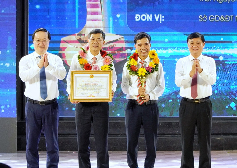 Lãnh đạo tỉnh Nghệ An trao Giải thưởng Sáng tạo Khoa học và Công nghệ cho các nhóm tác giả, tác giả có công trình đoạt giải Đặc biệt.