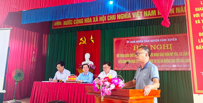 Người dân xã Cẩm Mỹ trình bày những băn khoăn, lo lắng liên quan đến việc khai thác mỏ cát tại thôn Mỹ Yên tại hội nghị đối thoại với lãnh đạo huyện Cẩm Xuyên.