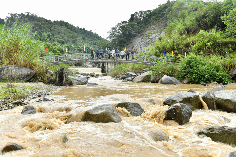 Cầu dân sinh được đầu tư xây dựng góp phần giảm bớt khó khăn trong quá trình phát triển kinh tế, xã hội cho người dân địa phương. (Ảnh Đăng Khoa) Cầu dân sinh được đầu tư xây dựng góp phần giảm bớt khó khăn trong quá trình phát triển kinh tế, xã hội cho người dân địa phương. (Ảnh Đăng Khoa)