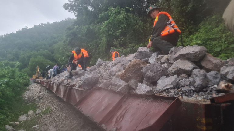 Lực lượng quân sự, dân quân địa phương hỗ trợ khắc phục sự cố.