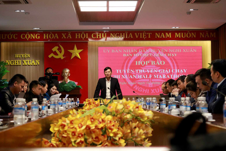 Lãnh đạo huyện Nghi Xuân thông tin về quy mô, thể lệ giải chạy marathon mang tên "Nghi Xuân bát cảnh".