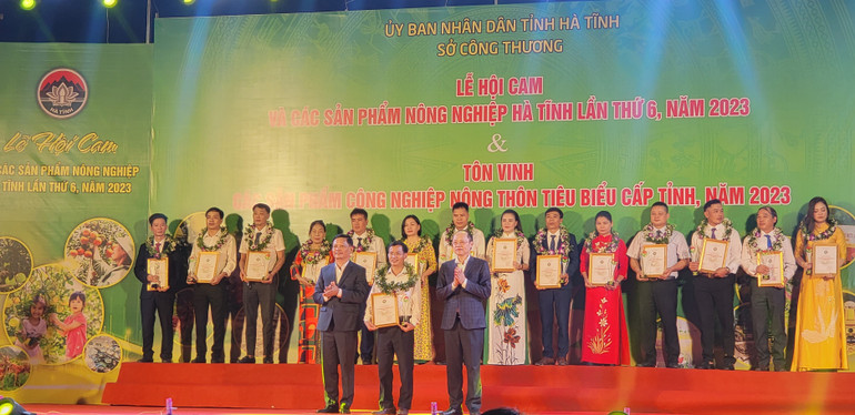 Các đồng chí đại diện lãnh đạo tỉnh Hà Tĩnh trao chứng nhận sản phẩm công nghiệp nông thôn tiêu biểu cho các doanh nghiệp, hợp tác xã.