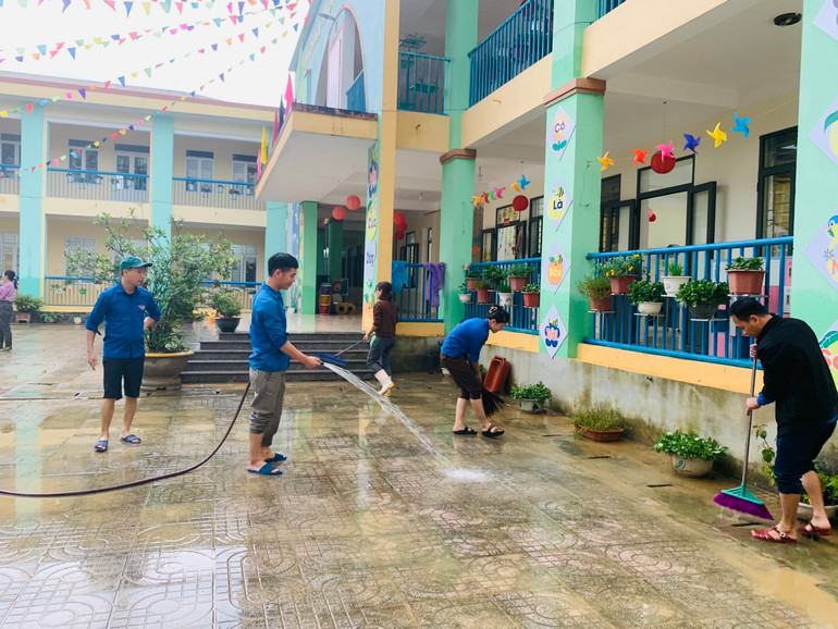 Lực lượng đoàn viên huyện Hương Khê hỗ trợ các trường học dọn dẹp, vệ sinh môi trường sau lũ.