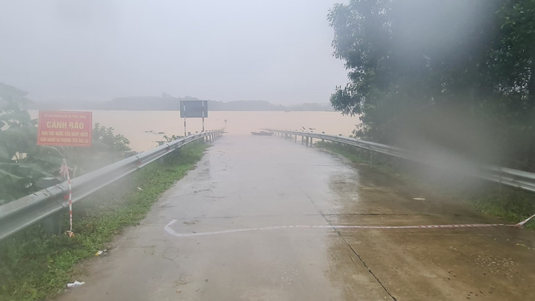 Nhiều tuyến đường ở Hương Khê đang bị ngập sâu trong nước lũ.