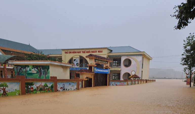 Nhiều trường học trên địa bàn huyện Hương Khê đang bị cô lập do nước lũ.