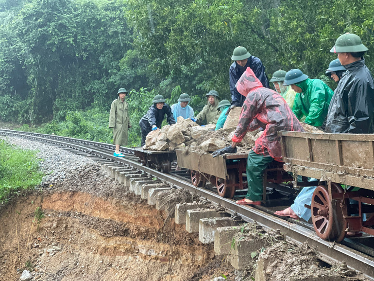 Khu vực sạt lở nằm ở vị trí độc đạo rất khó tiếp cận hiện trường.