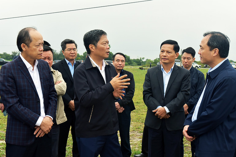 Đồng chí Trần Tuấn Anh và đoàn công tác đã đến khảo sát Dự án khai thác và tuyển quặng sắt Thạch Khê (huyện Thạch Hà). (Ảnh: Dương Chiến)