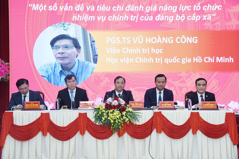 Các đồng chí lãnh đạo Học viện Chính trị Quốc gia Hồ Chí Minh và tỉnh Hà Tĩnh chủ trì hội thảo.