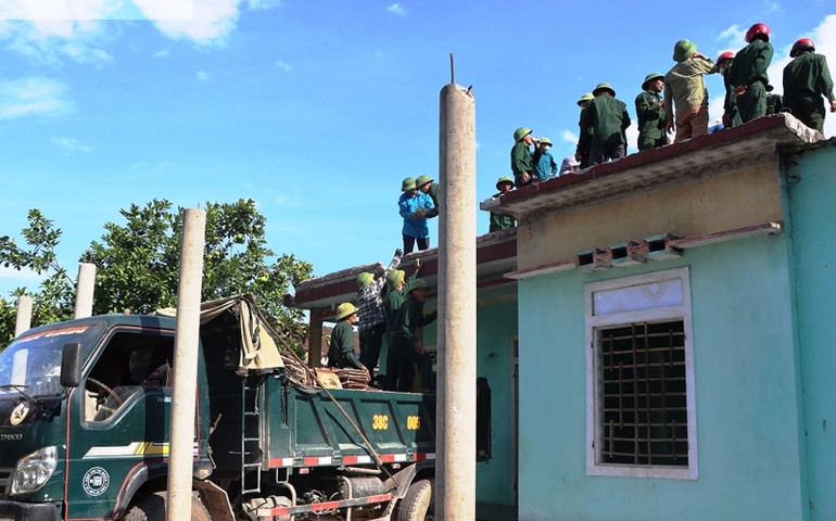 Các địa phương huy động đoàn viên, hội viên hỗ trợ người dân tháo dỡ, di dời nhà cửa bàn giao mặt bằng thực hiện dự án xây dựng đường cao tốc bắc-nam.