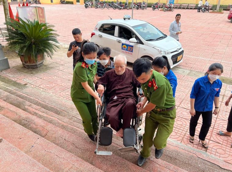 Đồng chí Trần Trung Hiếu cùng đồng đội hỗ trợ người dân làm căn cước công dân. Đồng chí Trần Trung Hiếu cùng đồng đội hỗ trợ người dân làm căn cước công dân.