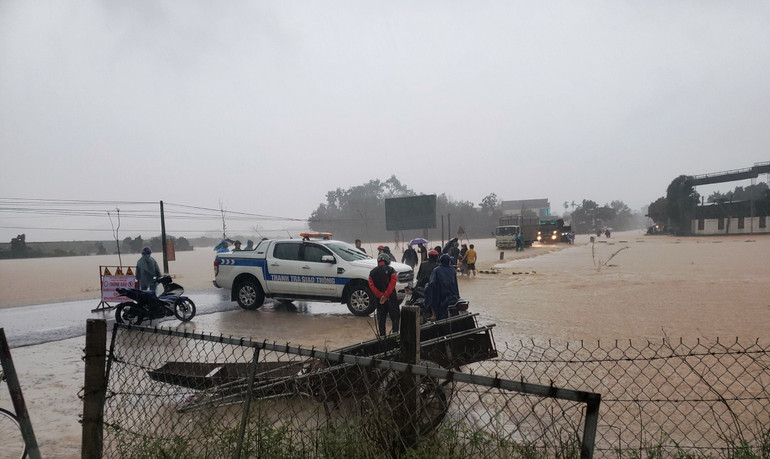 Các lực lượng chức năng tổ chức phân luồng, hướng dẫn phương tiện lưu thông trên các tuyến được bị ngập.