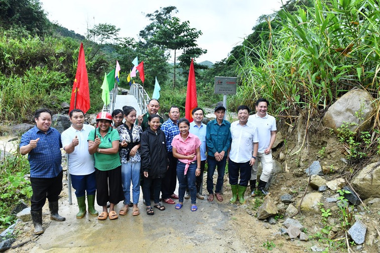 Phó Tổng Biên tập Báo Nhân Dân Quế Đình Nguyên chia sẻ niềm vui với bà con dân bản. (Ảnh Đăng Khoa) Phó Tổng Biên tập Báo Nhân Dân Quế Đình Nguyên chia sẻ niềm vui với bà con dân bản. (Ảnh Đăng Khoa)