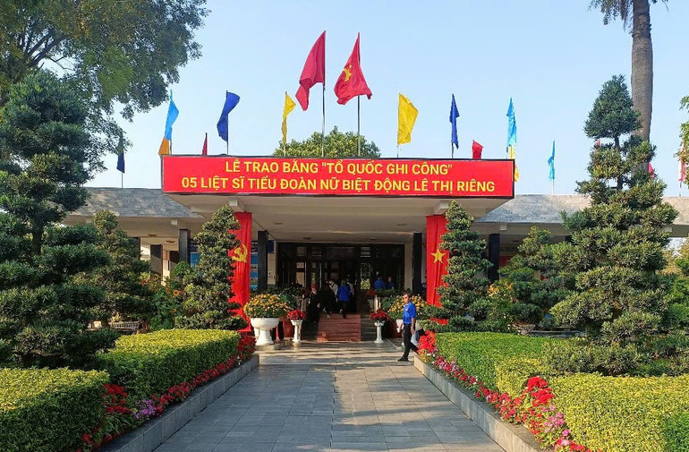 Nơi diễn ra buổi lễ trao bằng "Tổ quốc ghi công" 5 liệt sĩ Tiểu đoàn Lê Thị Riêng. Nơi diễn ra buổi lễ trao bằng "Tổ quốc ghi công" 5 liệt sĩ Tiểu đoàn Lê Thị Riêng.