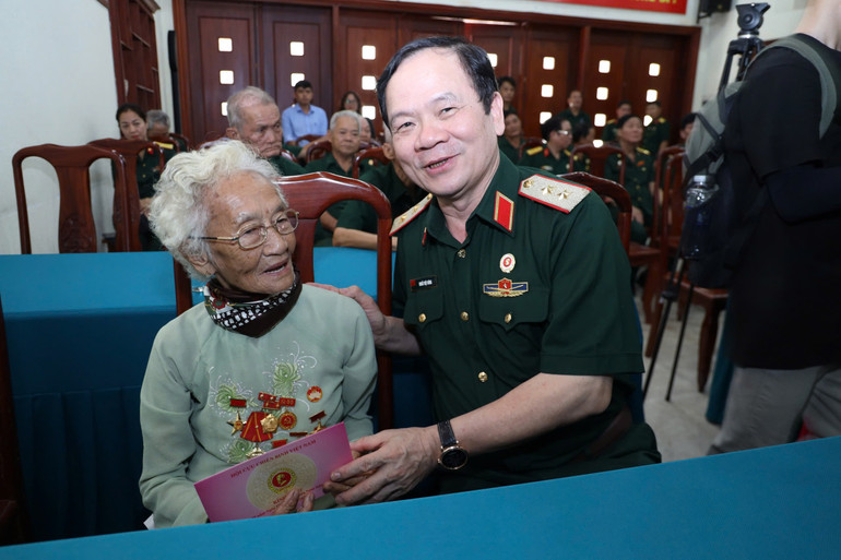 Trung tướng Khuất Việt Dũng trao quà tặng Mẹ Việt Nam Anh hùng Kiều Thị Nông.