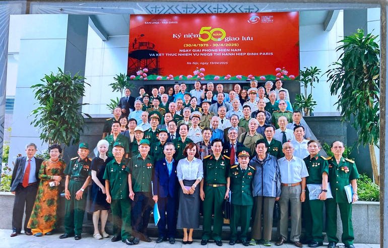 Các cựu chiến binh và thân nhân tham gia buổi giao lưu. Các cựu chiến binh và thân nhân tham gia buổi giao lưu.