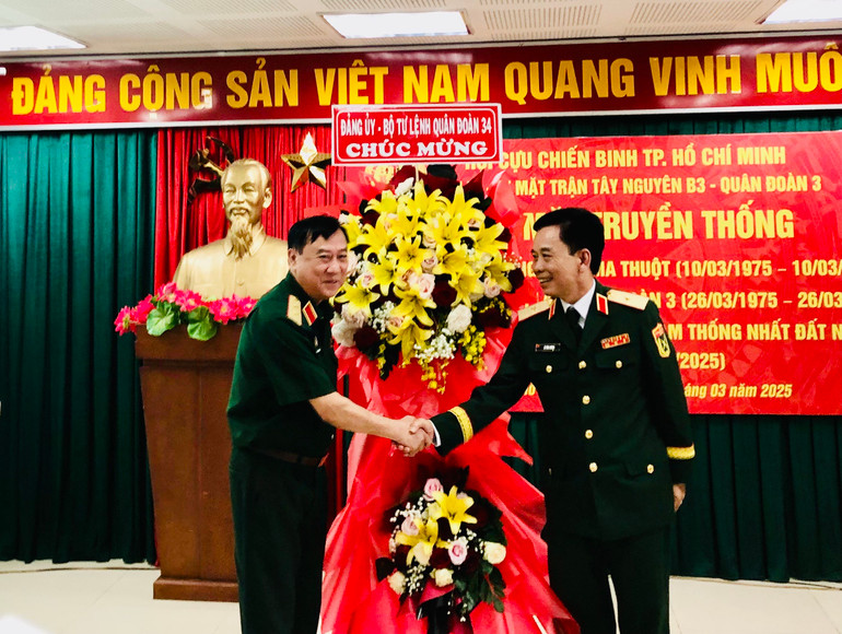 Đại diện Bộ Tư lệnh Quân đoàn 34 tặng lẵng hoa chúc mừng Đại diện Bộ Tư lệnh Quân đoàn 34 tặng lẵng hoa chúc mừng
