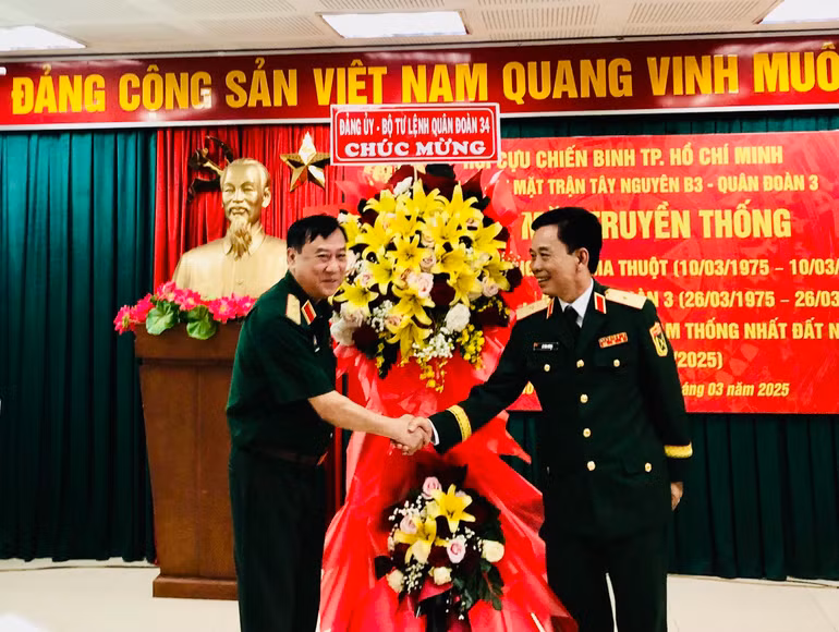 Đại diện Bộ Tư lệnh Quân đoàn 34 tặng lẵng hoa chúc mừng