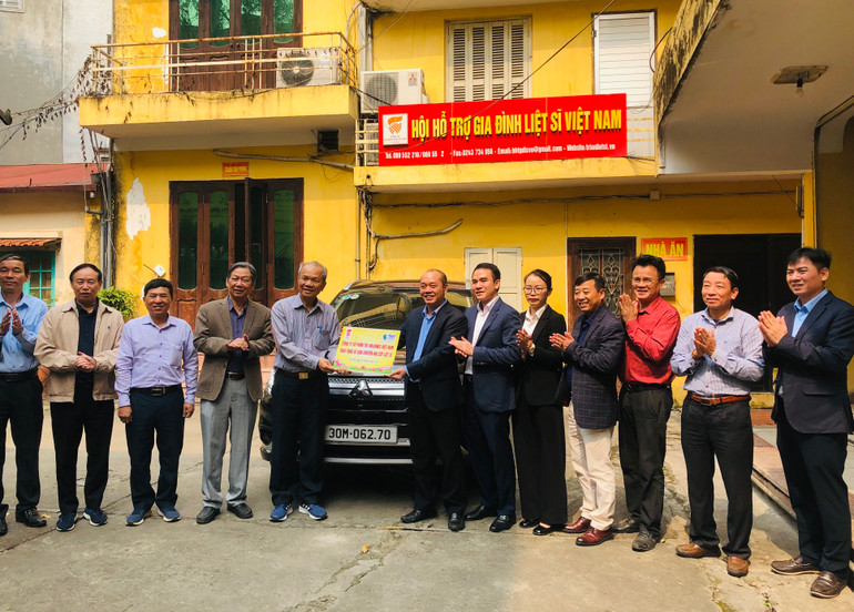 Ban lãnh đạo Hội Hỗ trợ gia đình liệt sĩ Việt Nam tiếp nhận xe vận chuyển hài cốt liệt sĩ từ doanh nghiệp tài trợ.