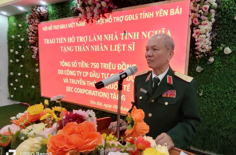 Hội Hỗ trợ gia đình liệt sĩ Việt Nam trao tiền hỗ trợ làm nhà tình nghĩa tặng thân nhân liệt sĩ tại tỉnh Yên Bái.